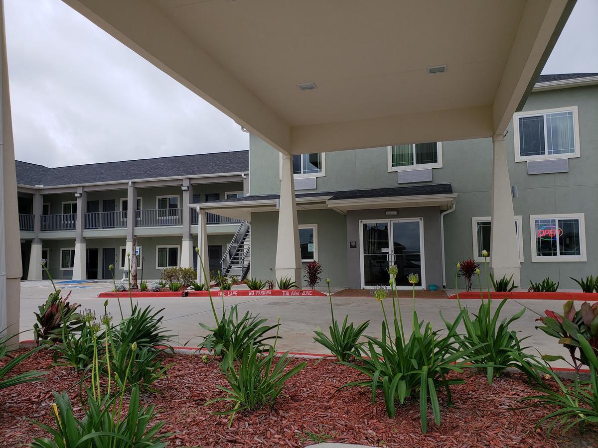 Scottish Inns & Suites - Crosby Екстериор снимка